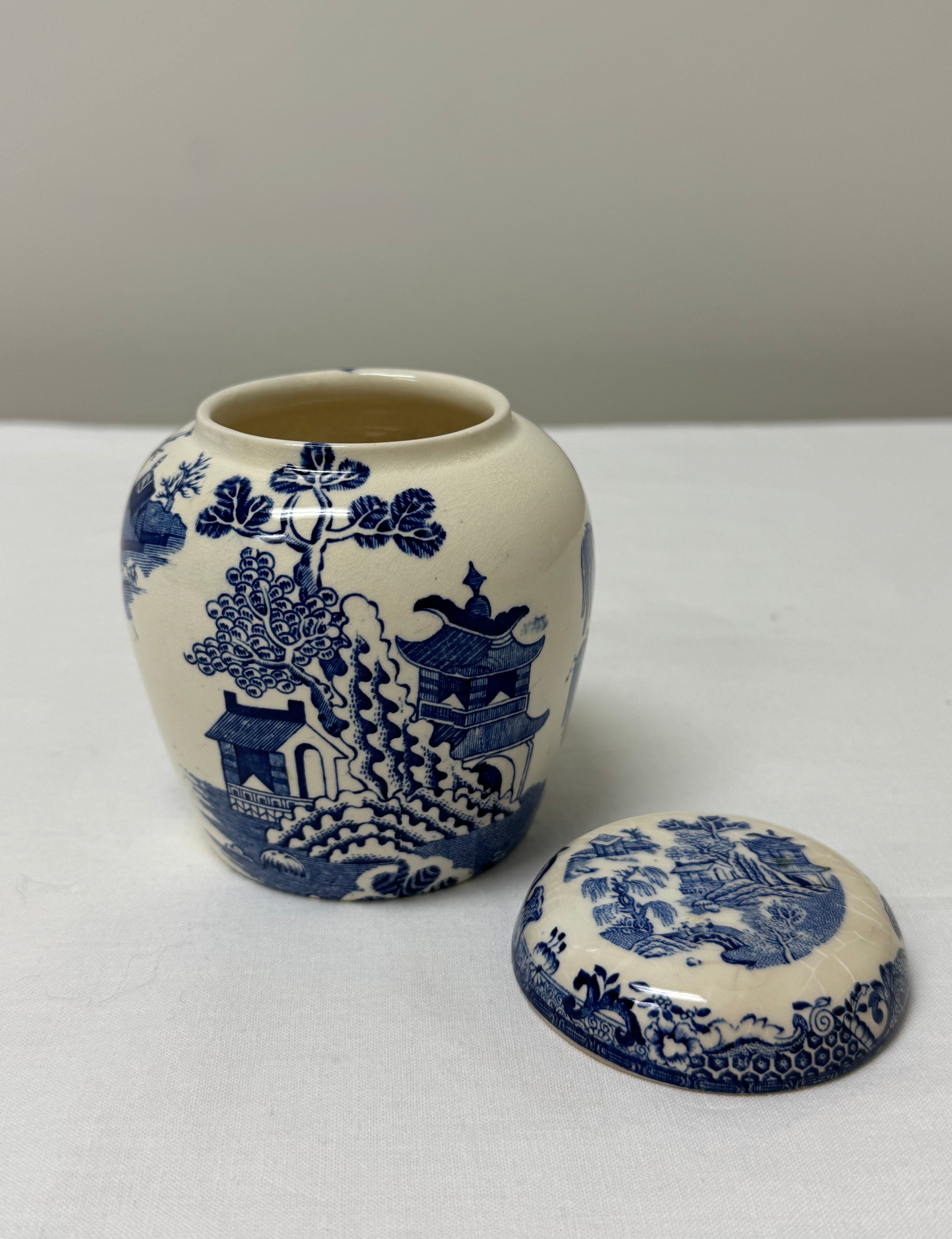 Vintage MASON'S 'Blue Willow' 4" Jar with Lid