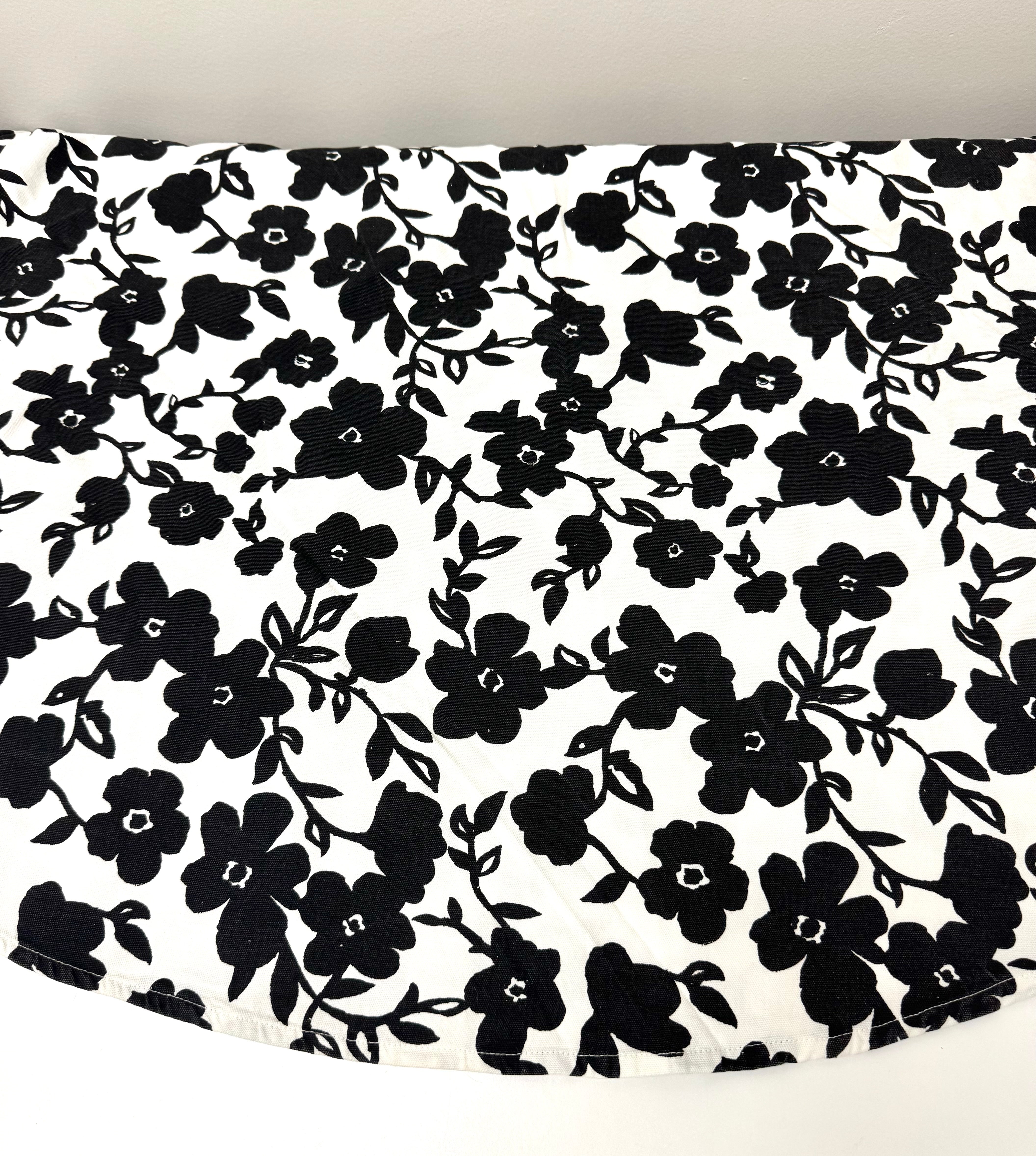 KATE SPADE Black & White Floral 64" Round Tablecloth