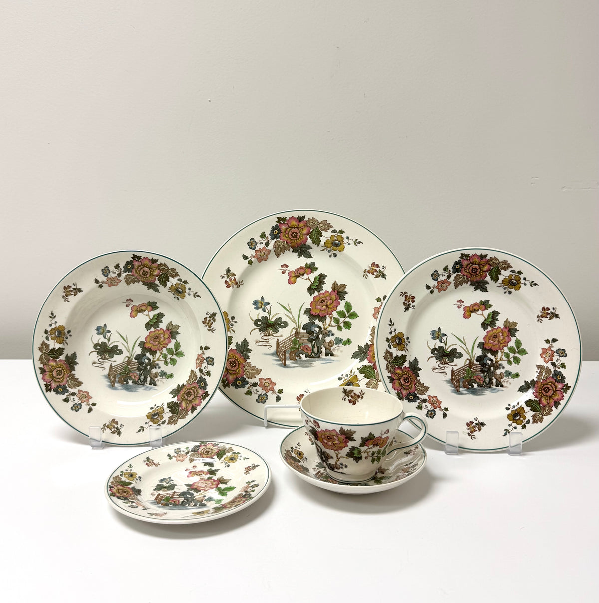 WEDGWOOD 'Eastern Flowers' Dinnerware Set
