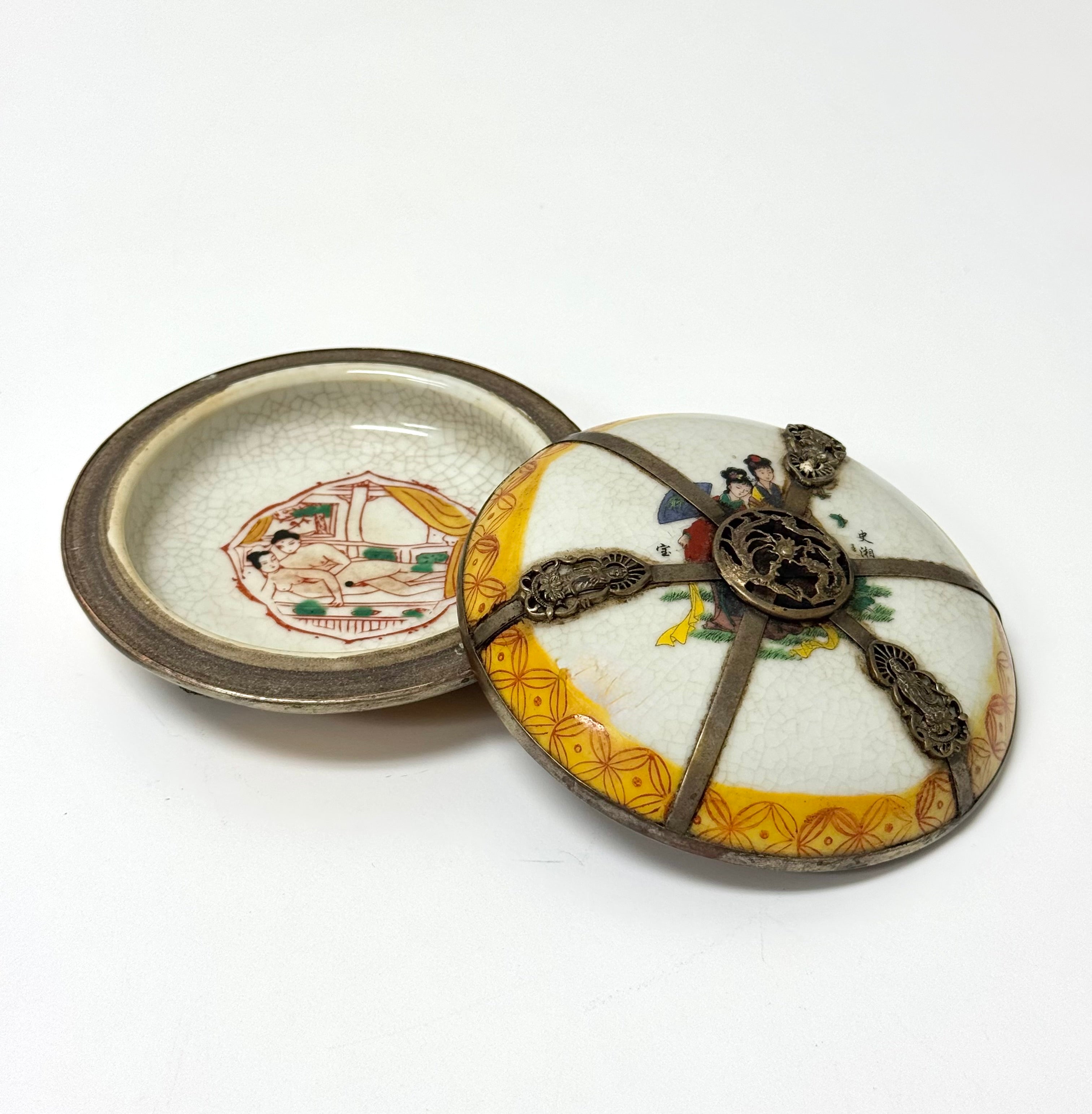 Antique 'Dream of the Red Chamber' Chinese Porcelain Box