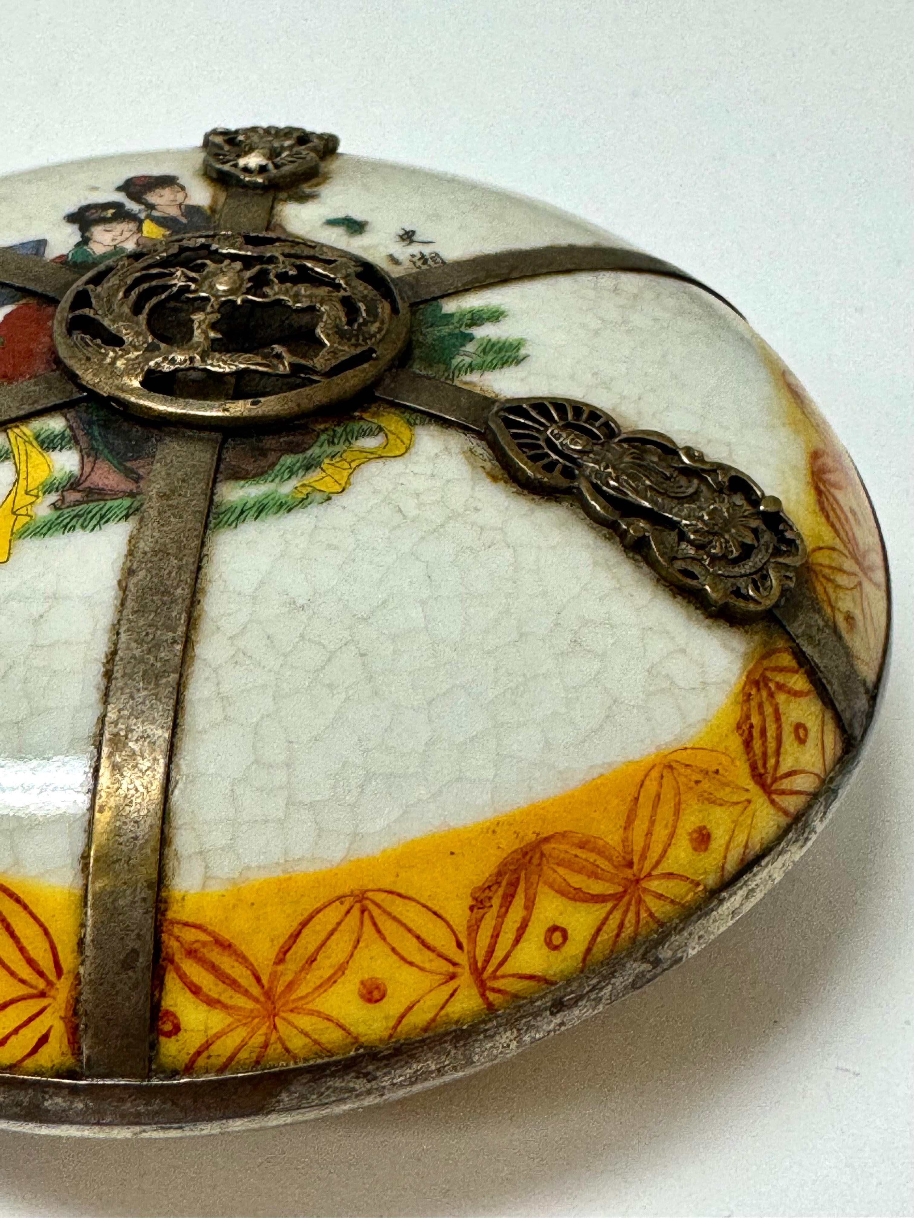 Antique 'Dream of the Red Chamber' Chinese Porcelain Box