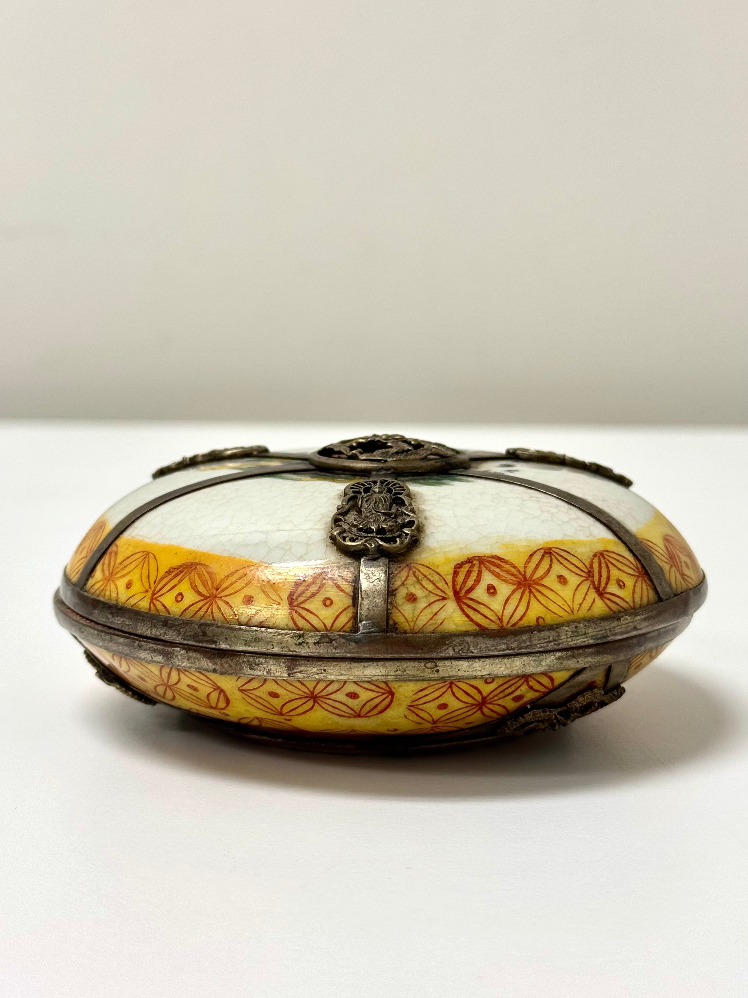 Antique 'Dream of the Red Chamber' Chinese Porcelain Box