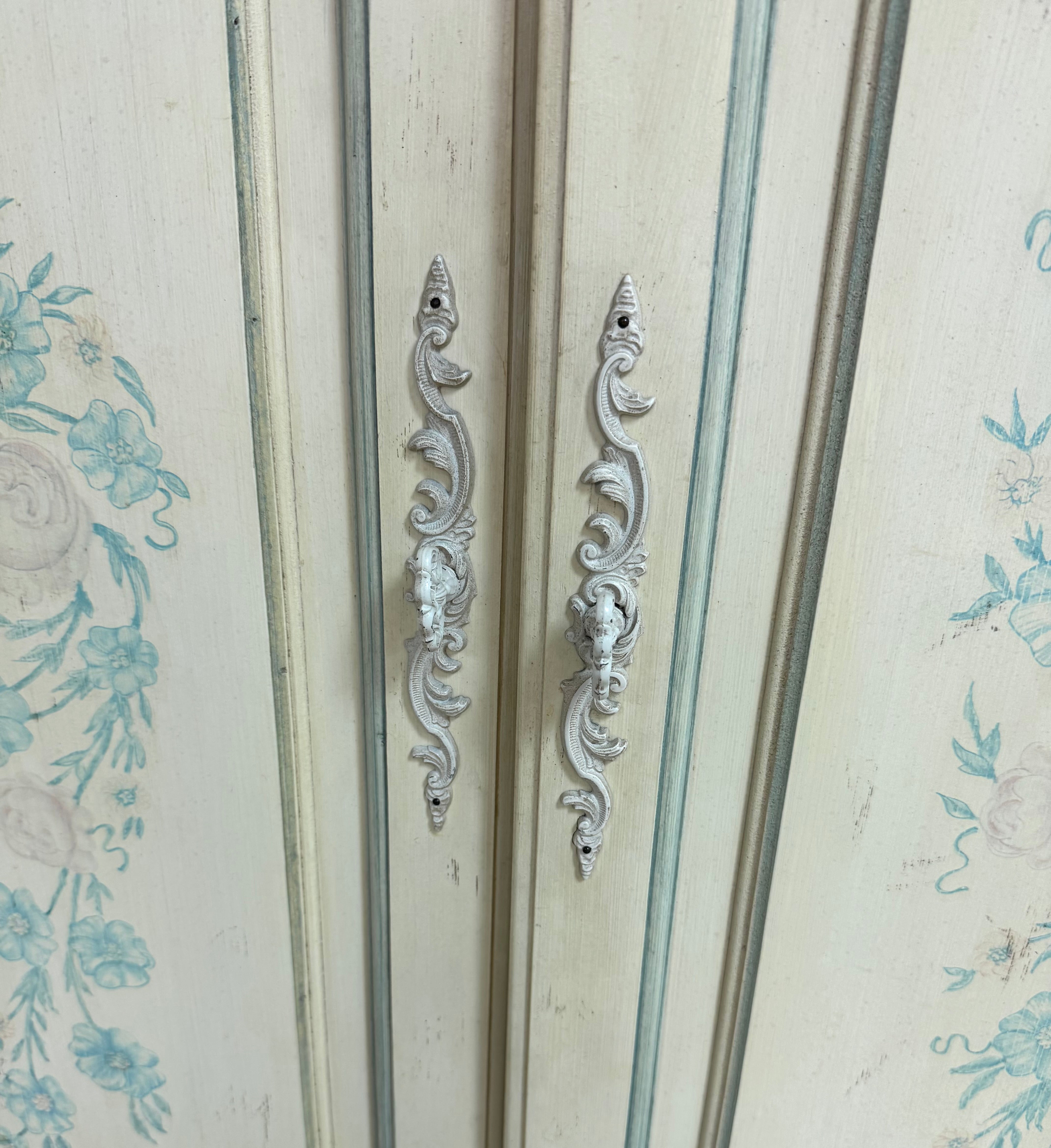 THOMASVILLE French Style Armoire