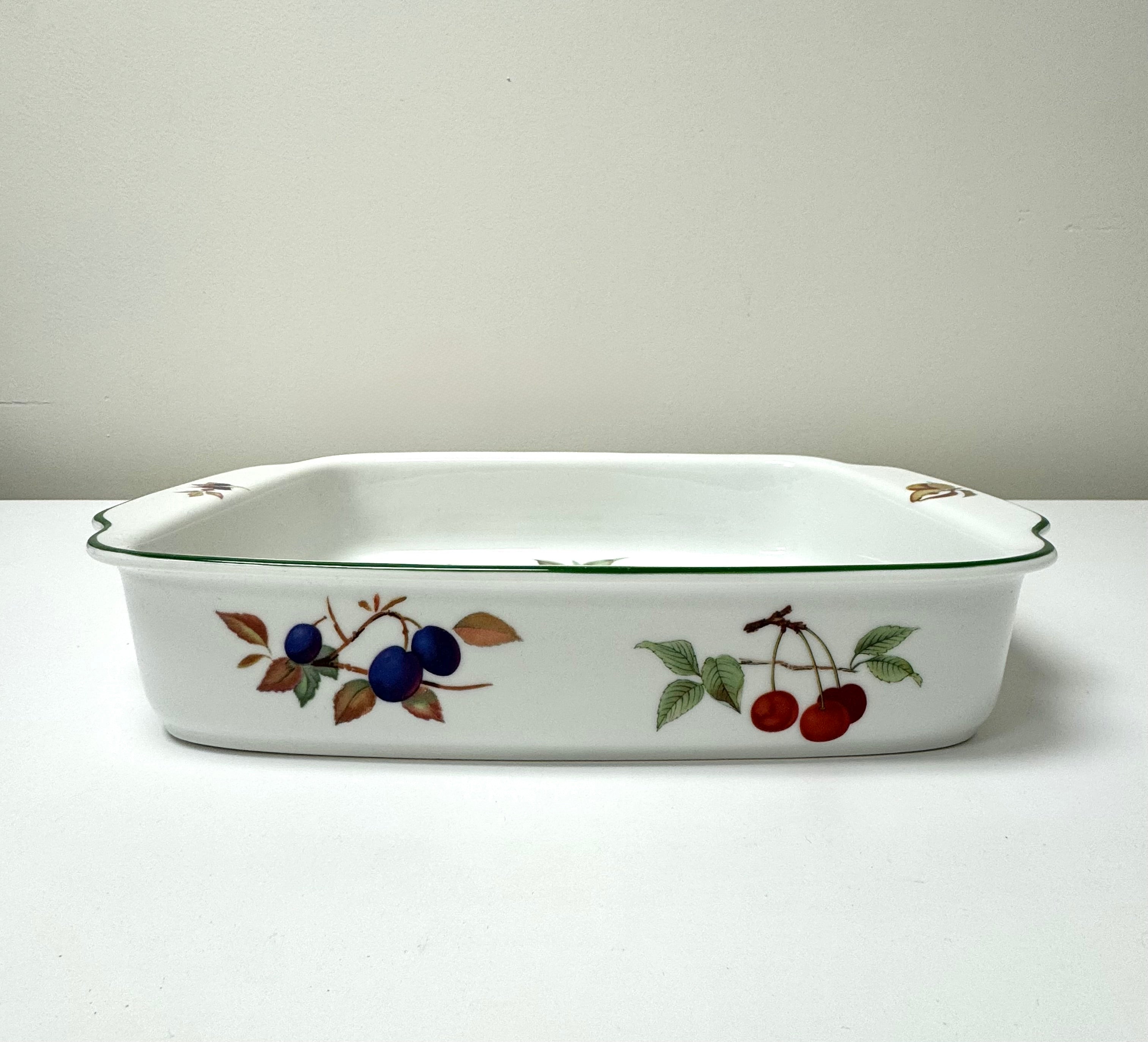 ROYAL WORCESTER 'Evesham Vale' 15" Casserole