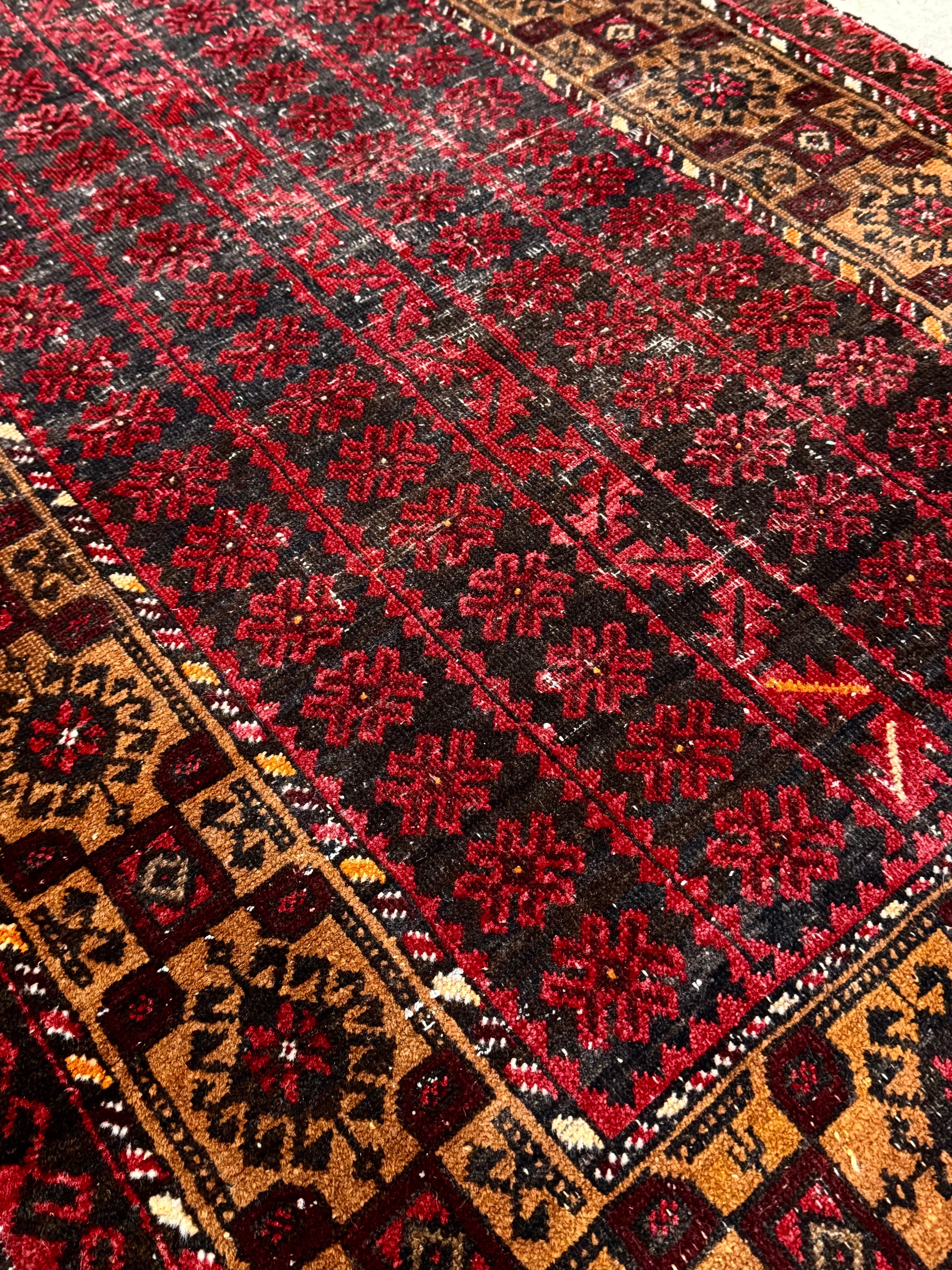Hand-woven Crimson 3'-3" x 5'-2" Afghan Prayer Rug