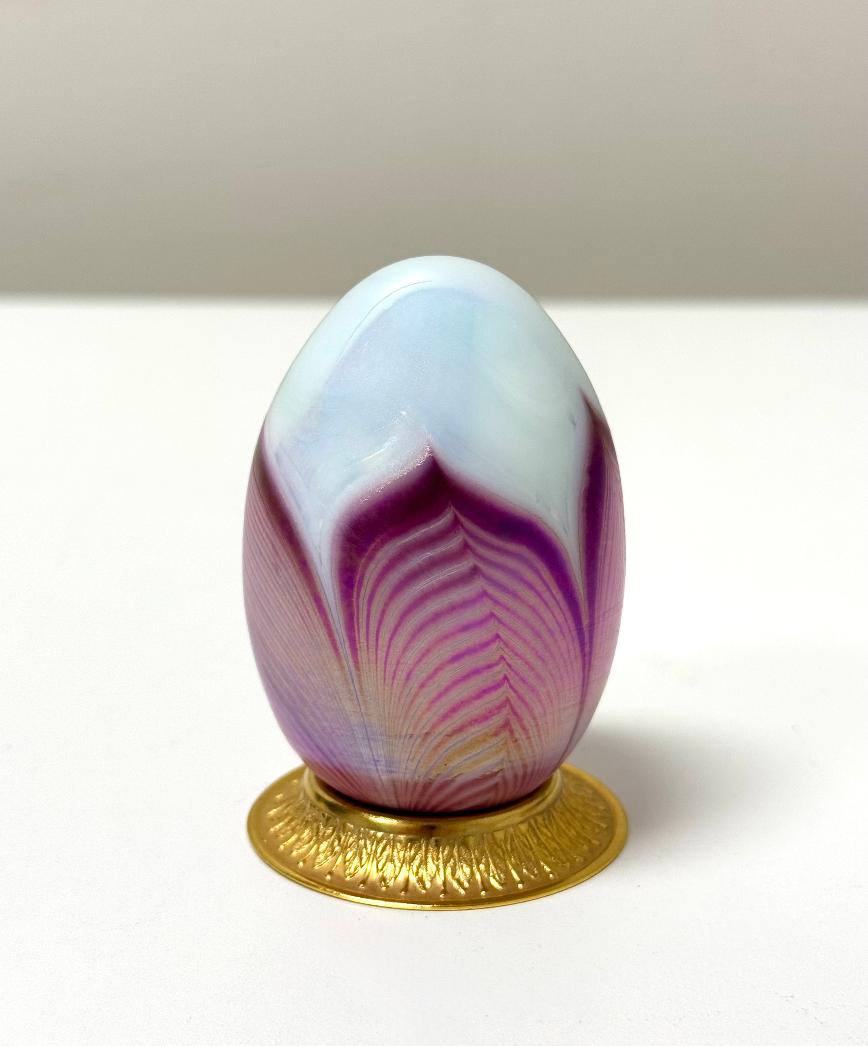 Vintage OBG Pulled Feather Irisdescent Art Glass Egg on Gold Base