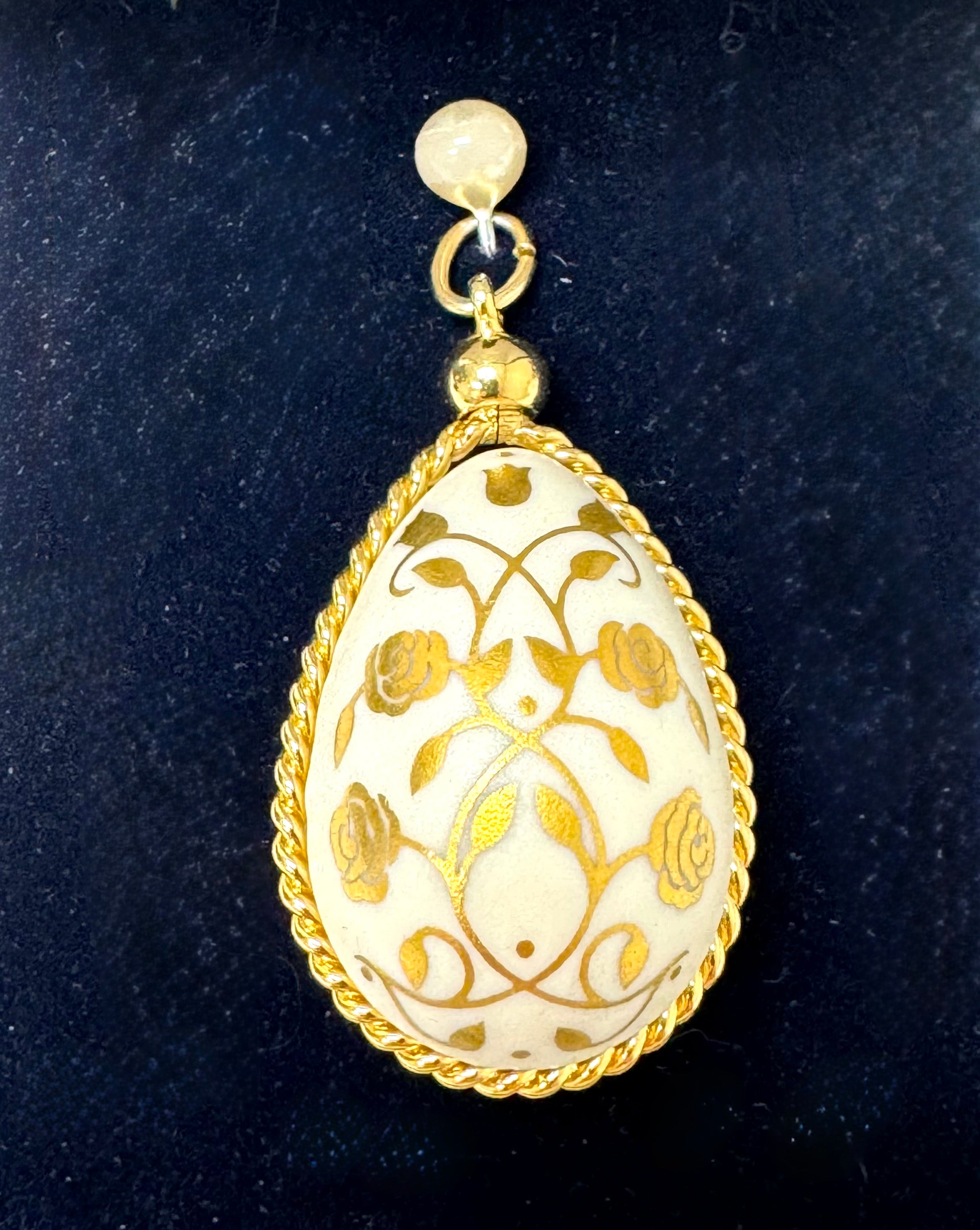 Vintage FRANKLIN MINT Gold Floral Egg Pendant