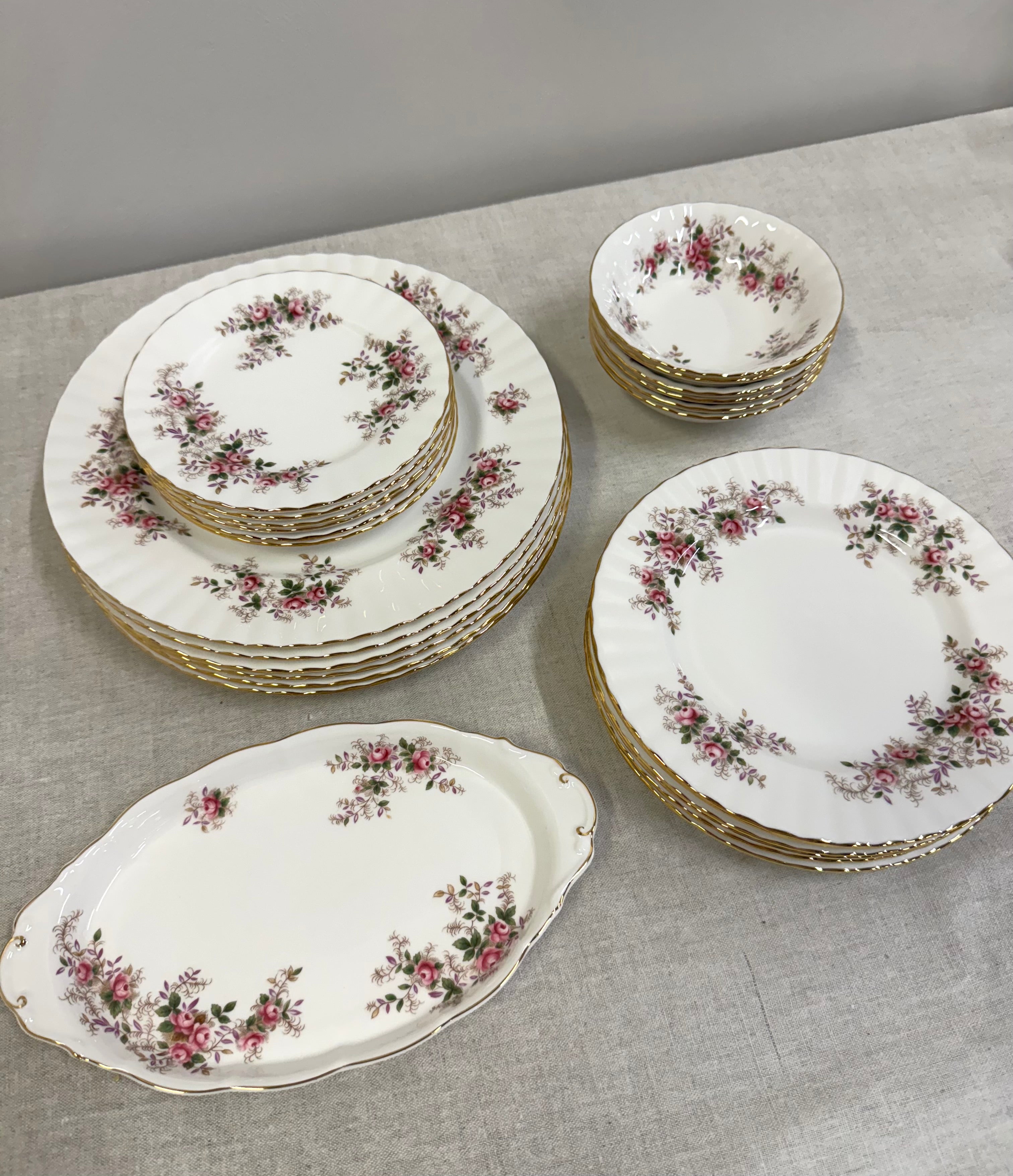 ROYAL ALBERT 'Lavender Rose' Dinnerware Set for 6