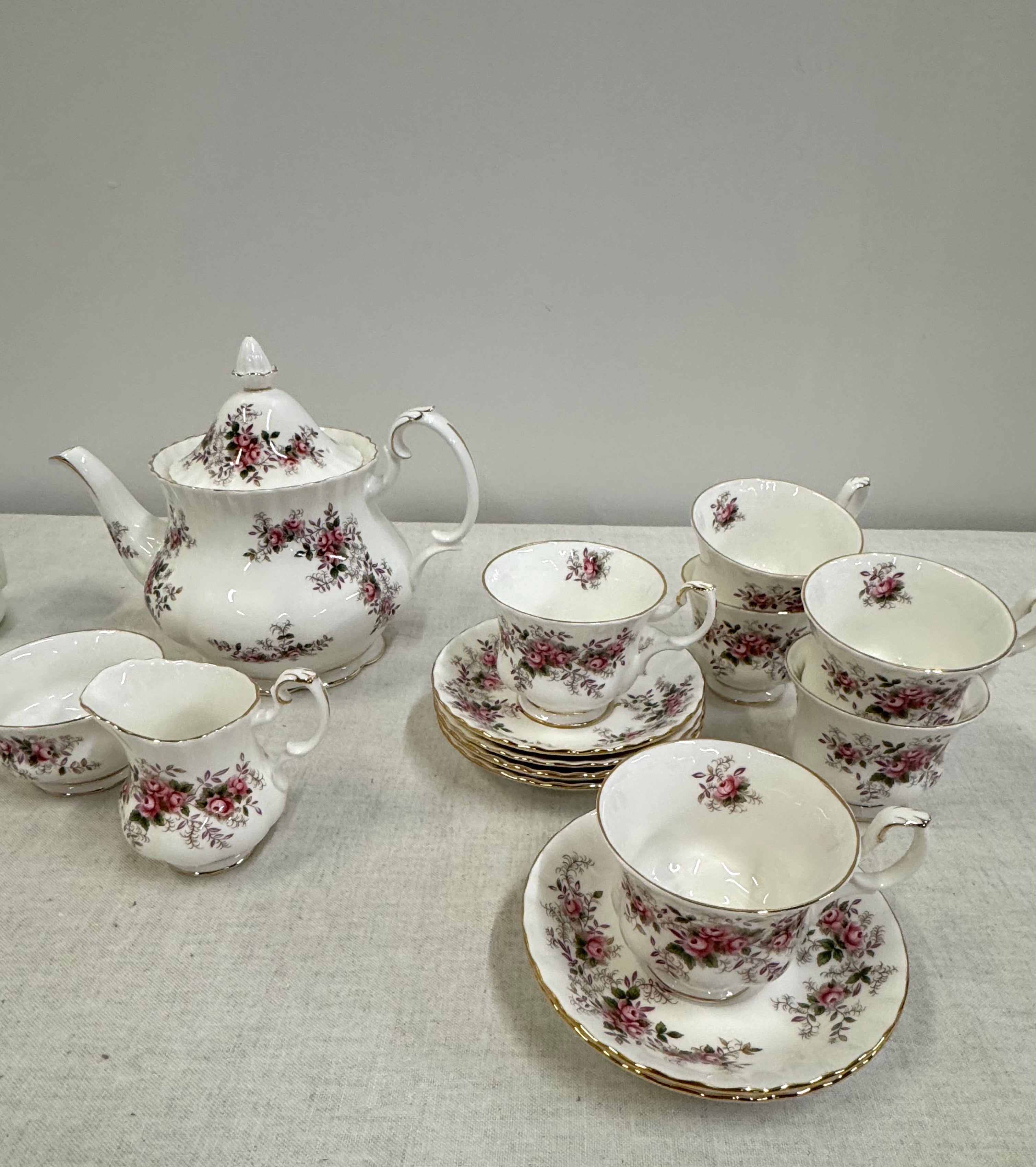 ROYAL ALBERT 'Lavender Rose' Dinnerware Set for 6