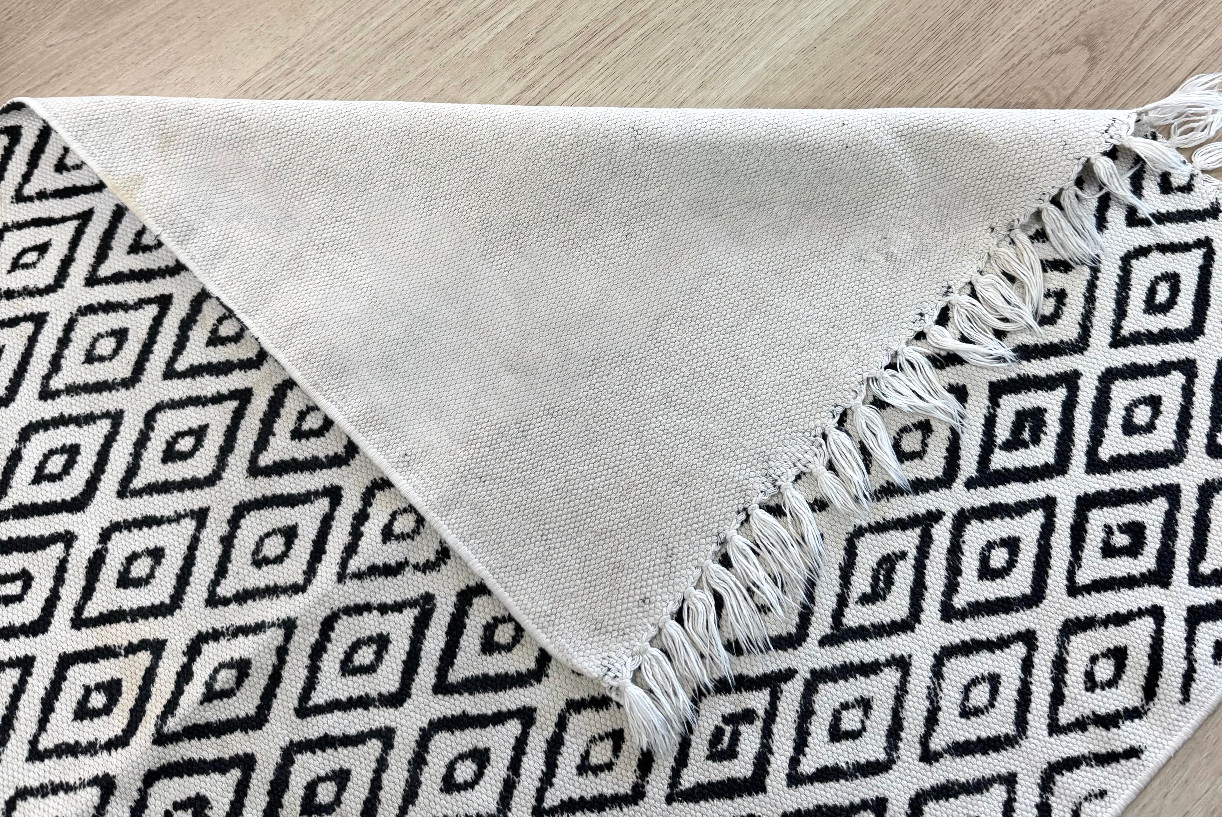 Black & Ivory Diamond 24" x 48" Throw Rug