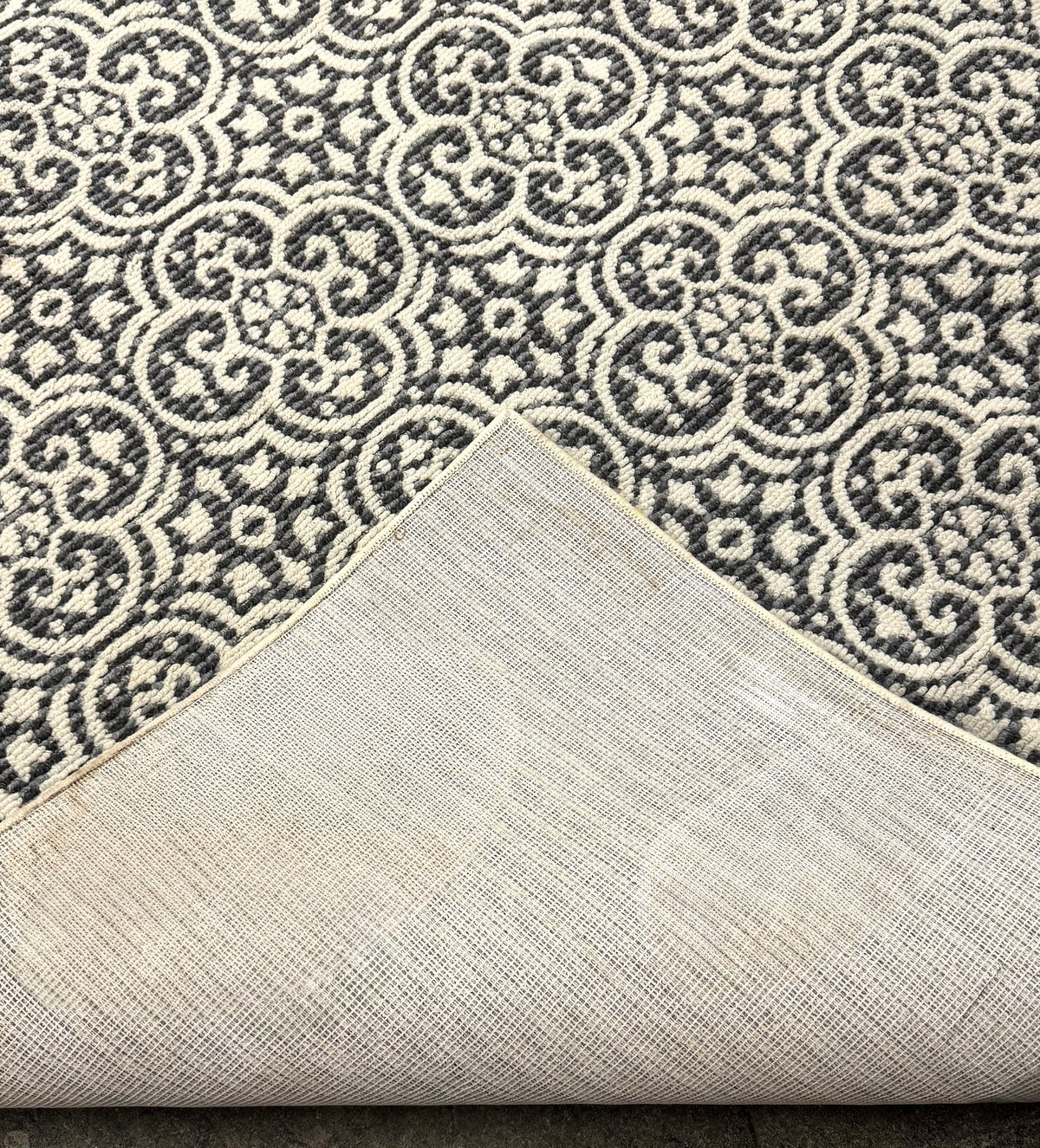 Gray & White Quatrefoil 8' x 10' Rug