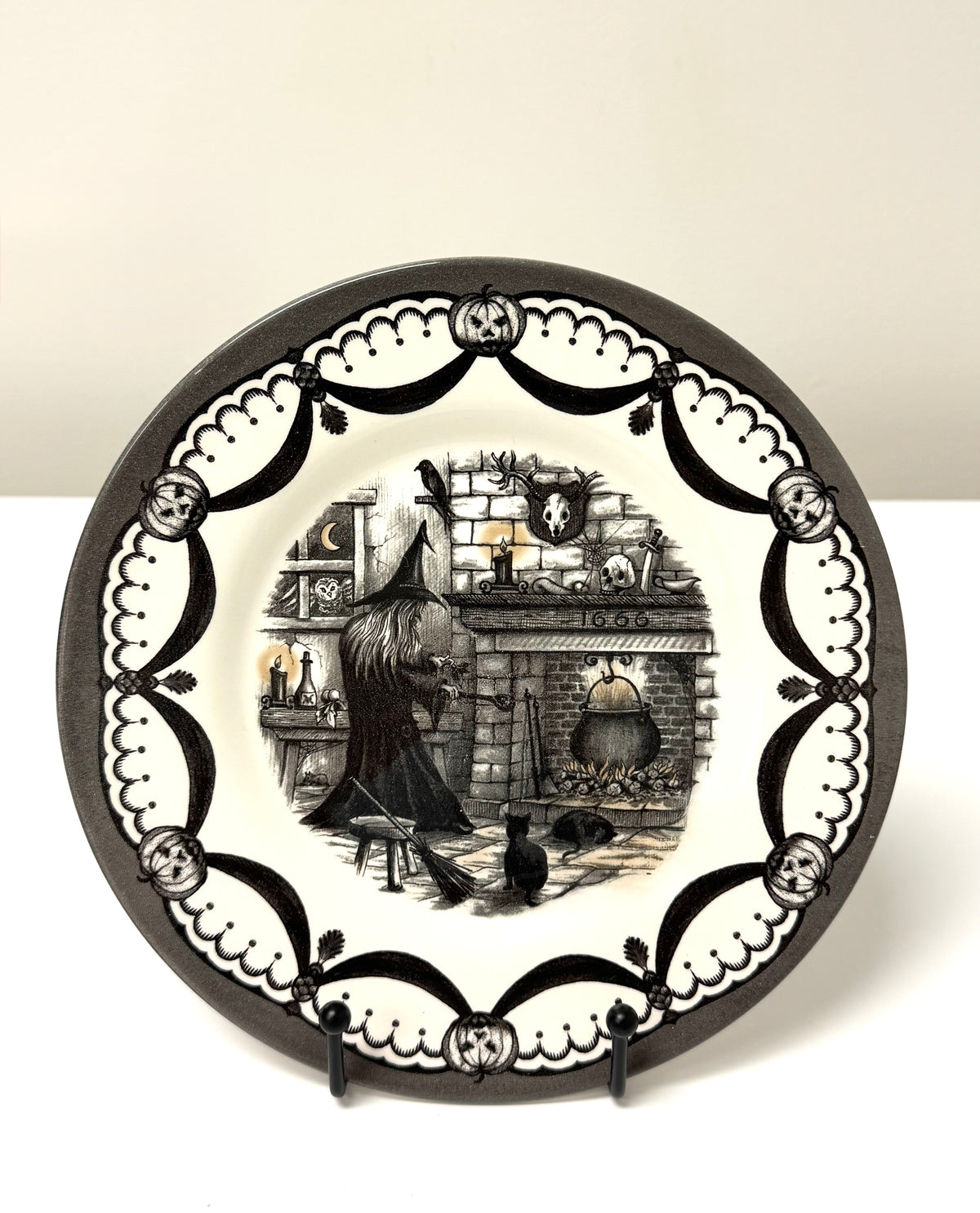 ROYAL STAFFORD 'Haunted Home' Plates Set of 6