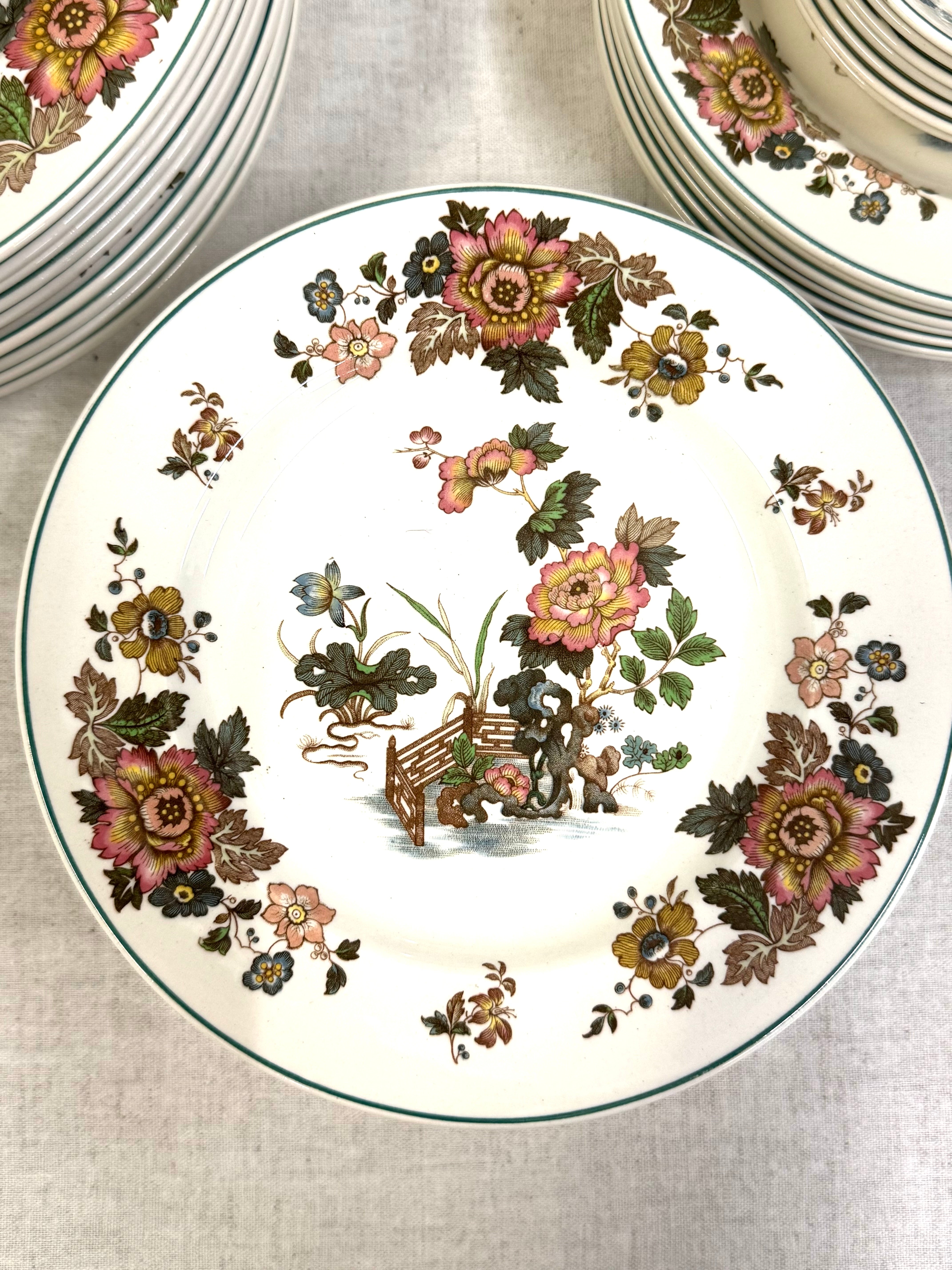 WEDGWOOD 'Eastern Flowers' Dinnerware Set for 7 Plus