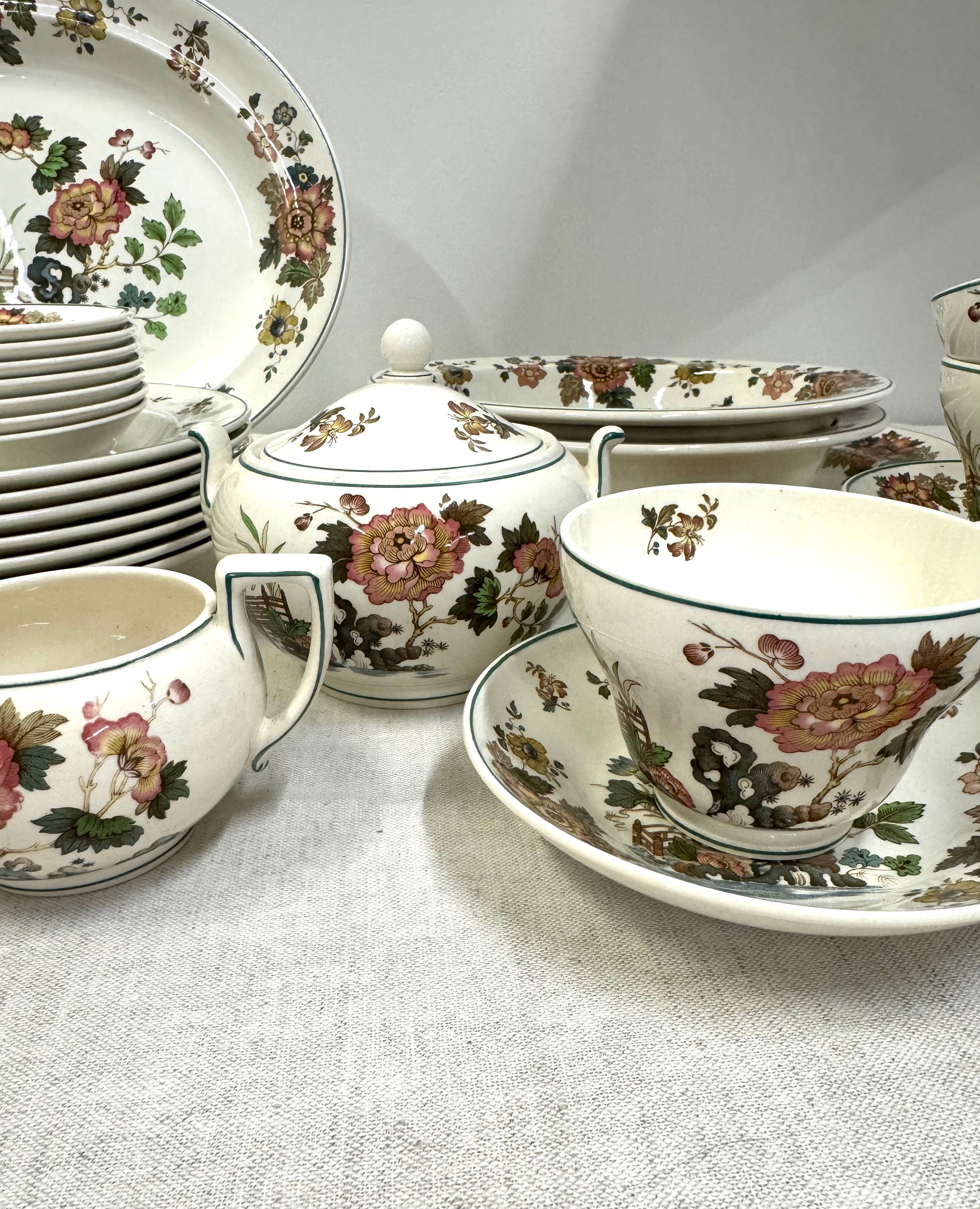 WEDGWOOD 'Eastern Flowers' Dinnerware Set for 7 Plus