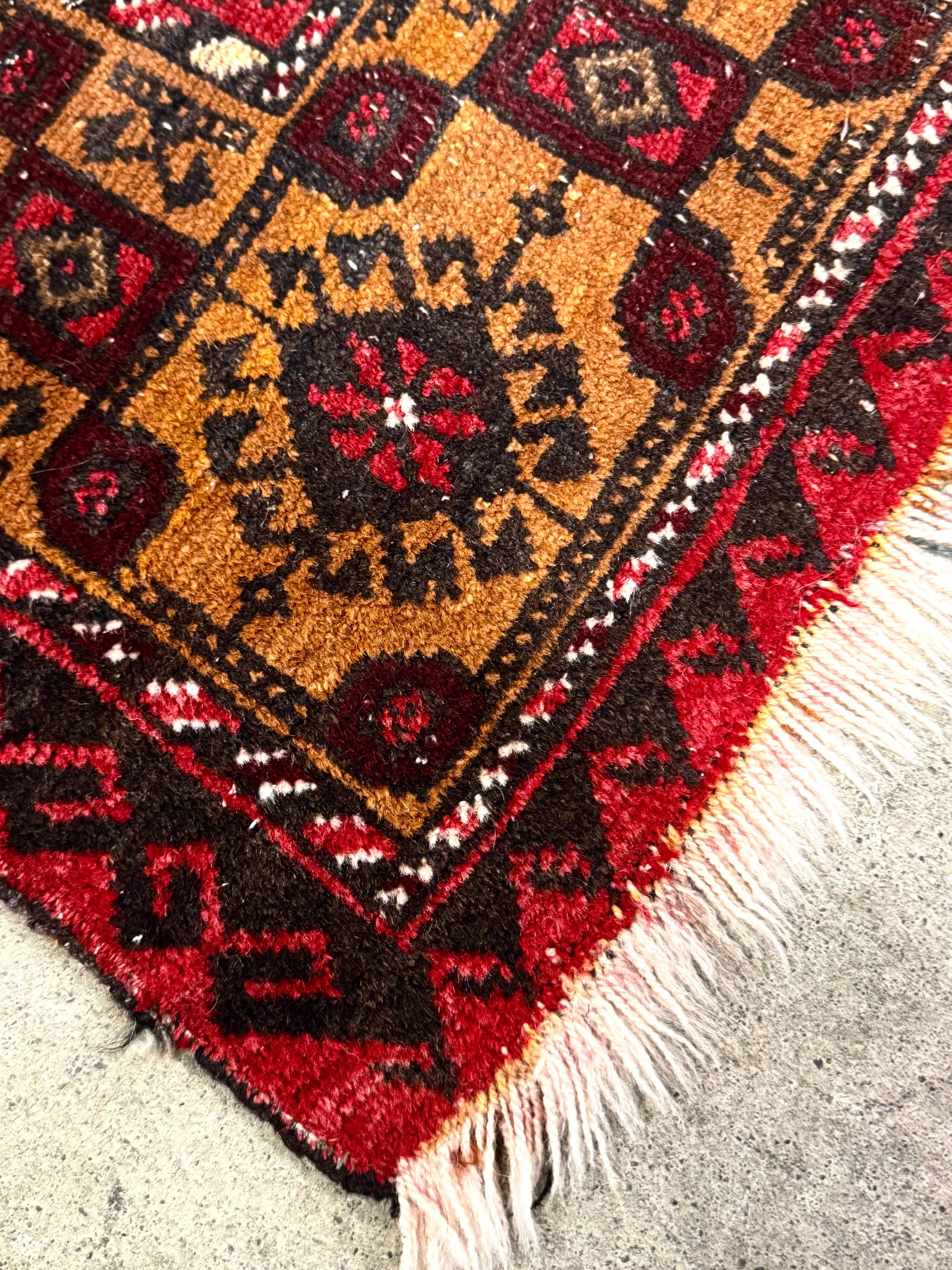 Hand-woven Crimson 3'-3" x 5'-2" Afghan Prayer Rug