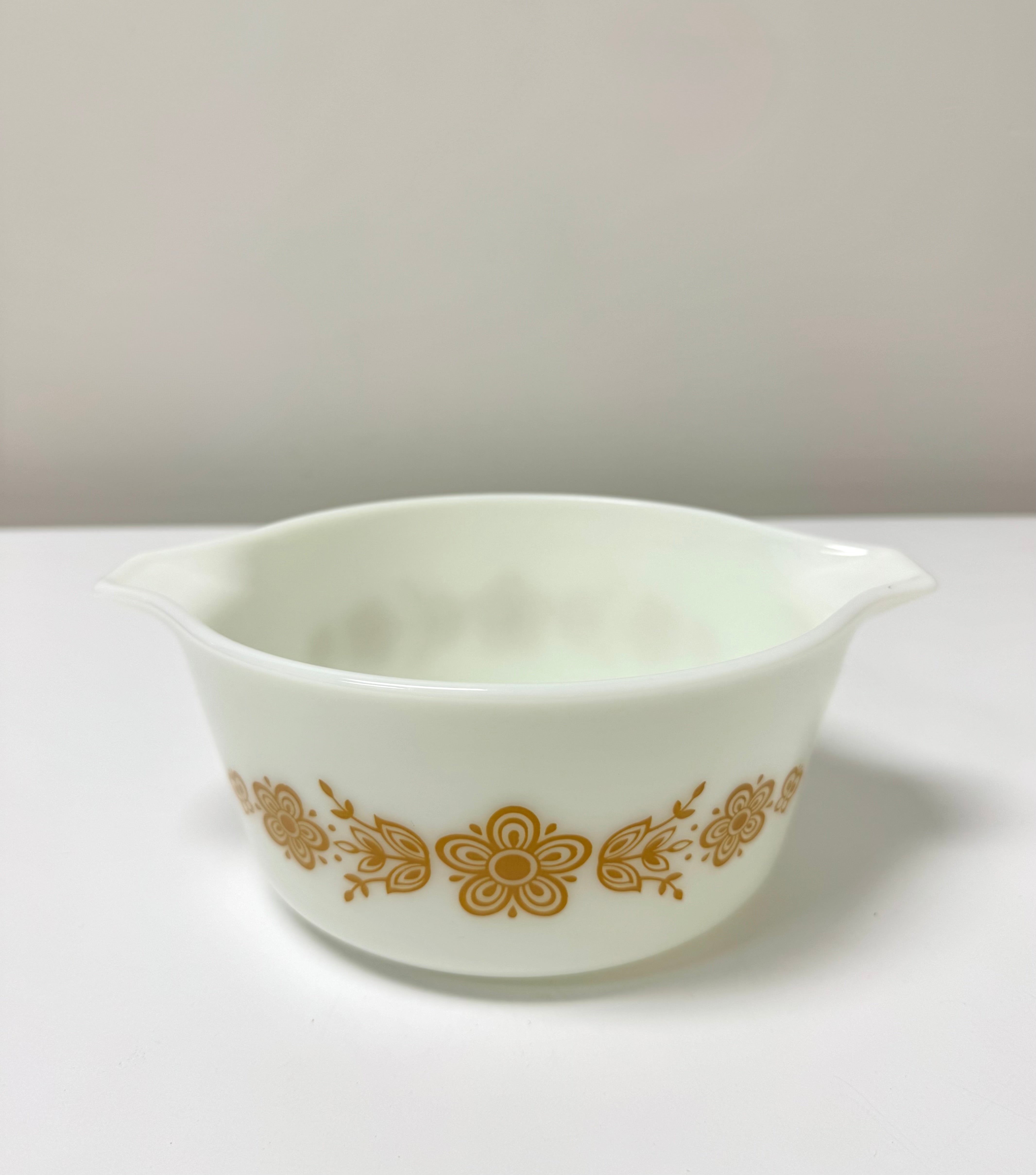 Vintage PYREX 'Butterfly Gold' 1-1/2QT. Casserole