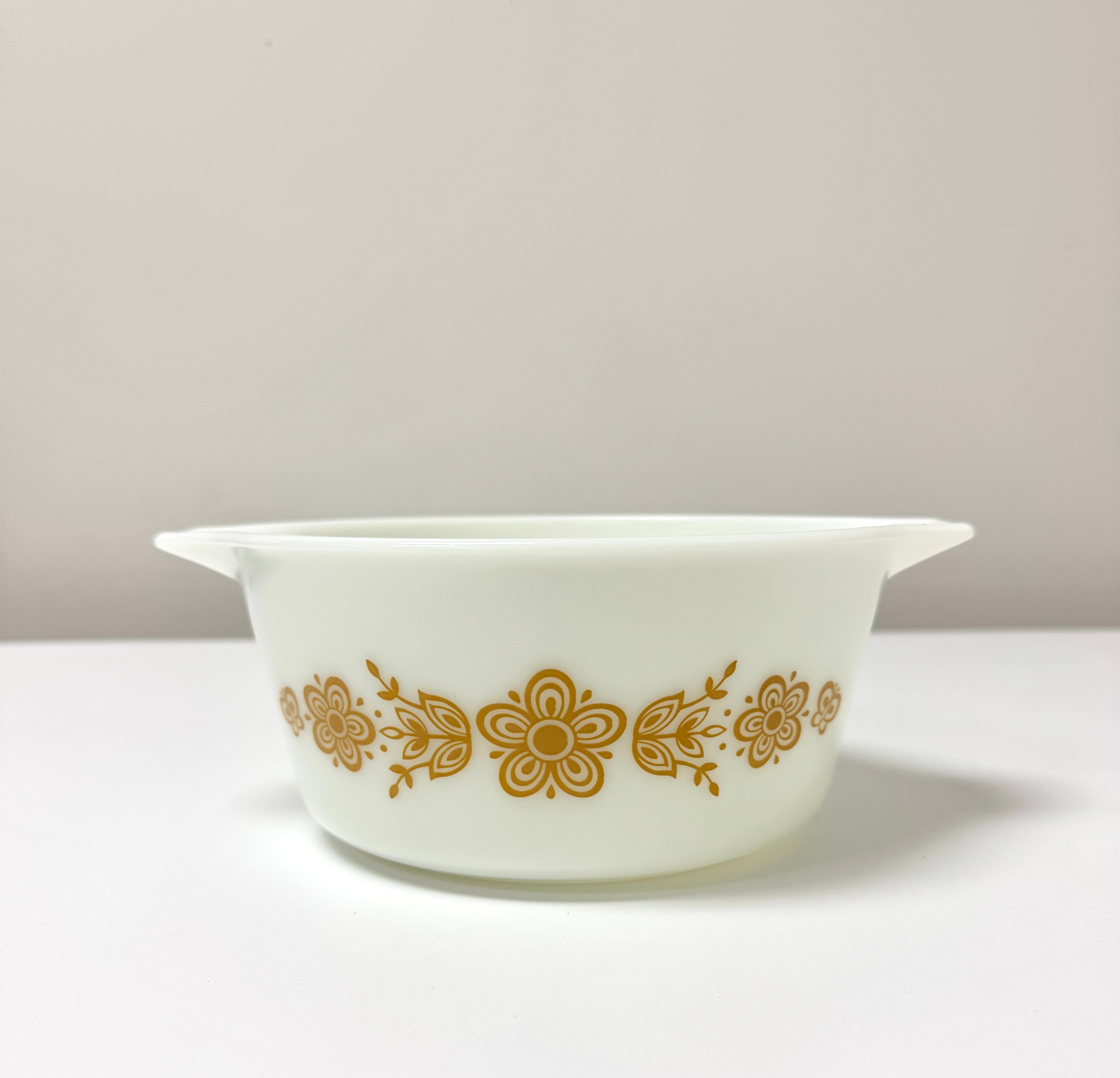 Vintage PYREX 'Butterfly Gold' 1-1/2QT. Casserole