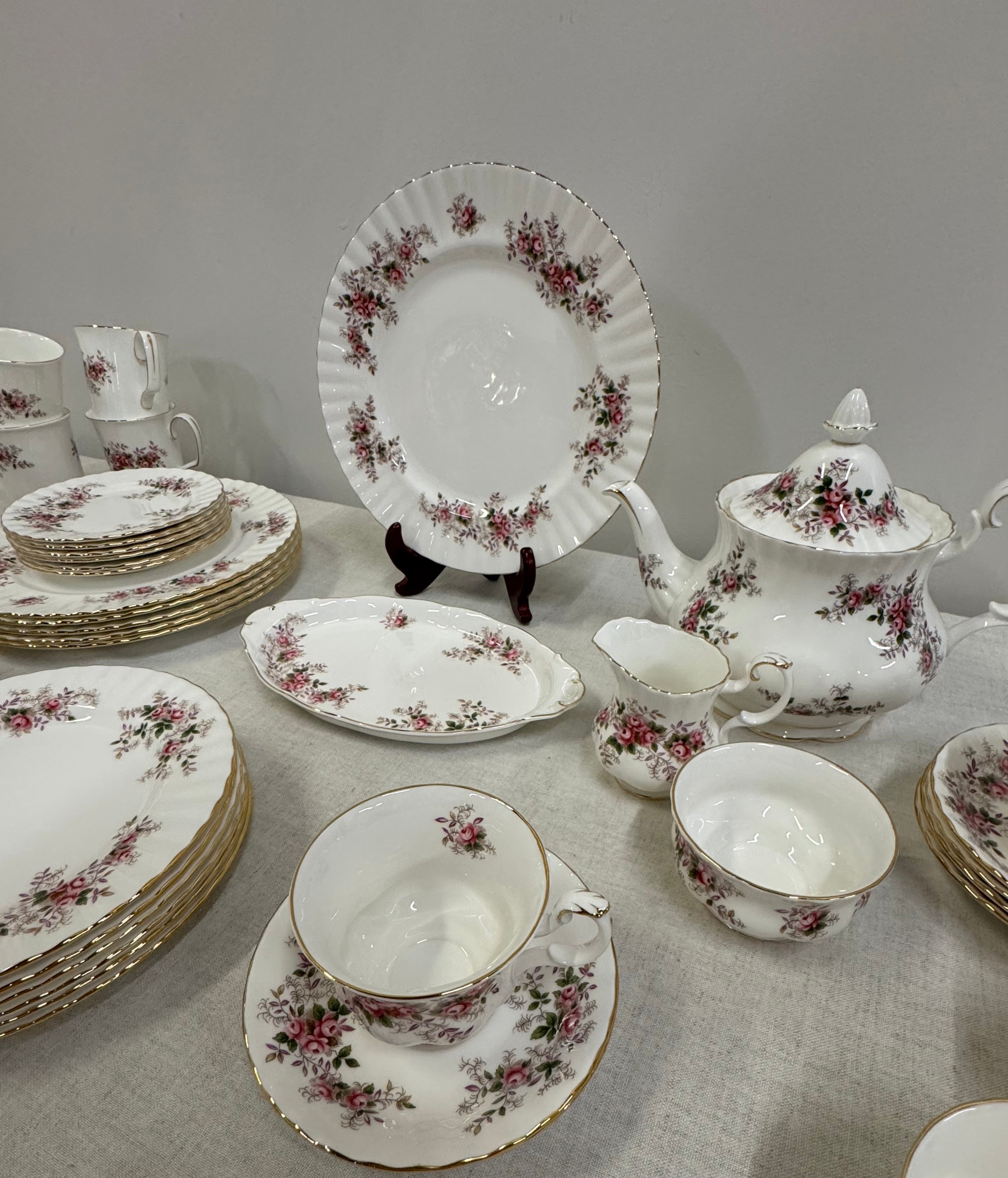 ROYAL ALBERT 'Lavender Rose' Dinnerware Set for 6
