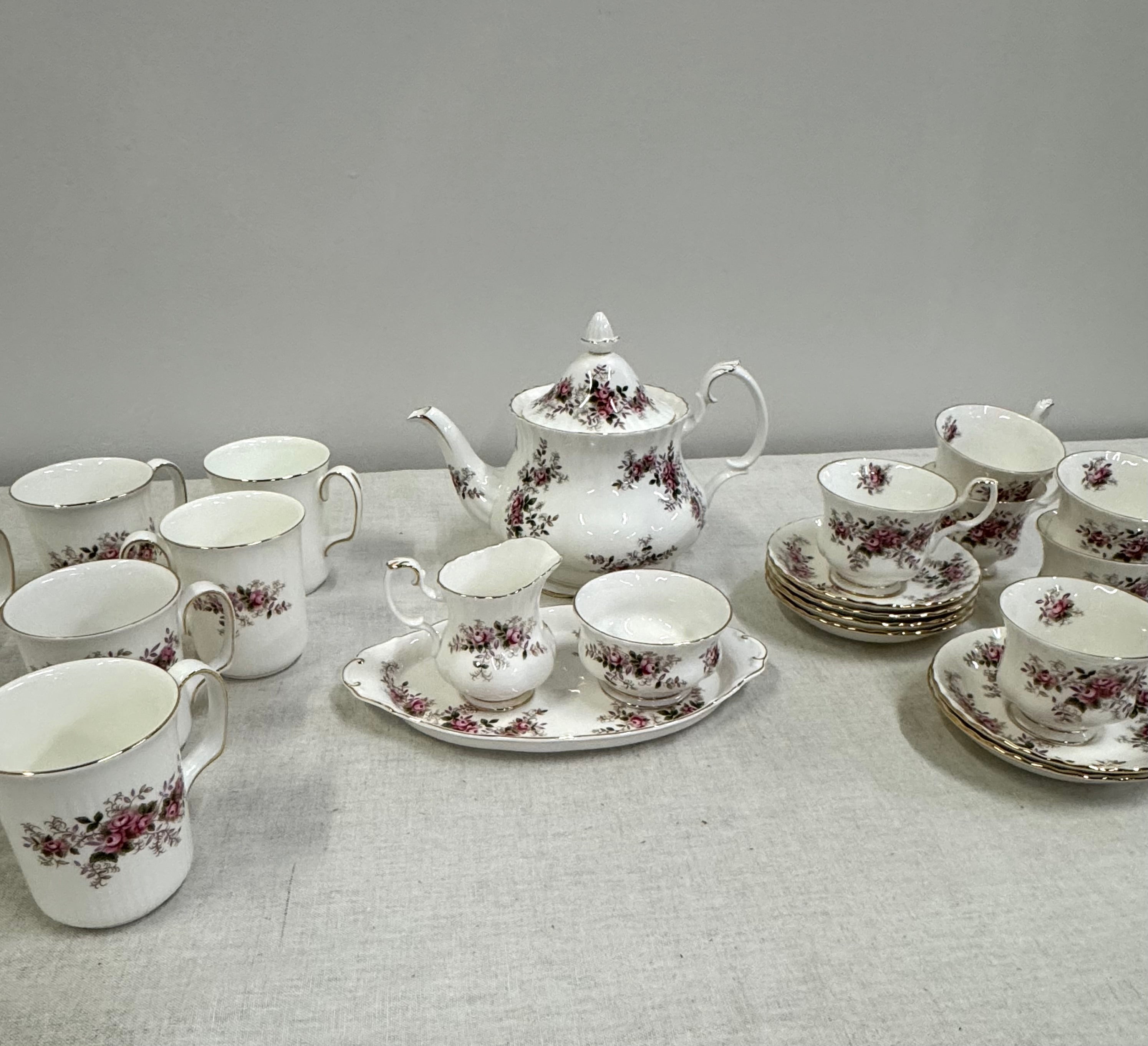 ROYAL ALBERT 'Lavender Rose' Dinnerware Set for 6