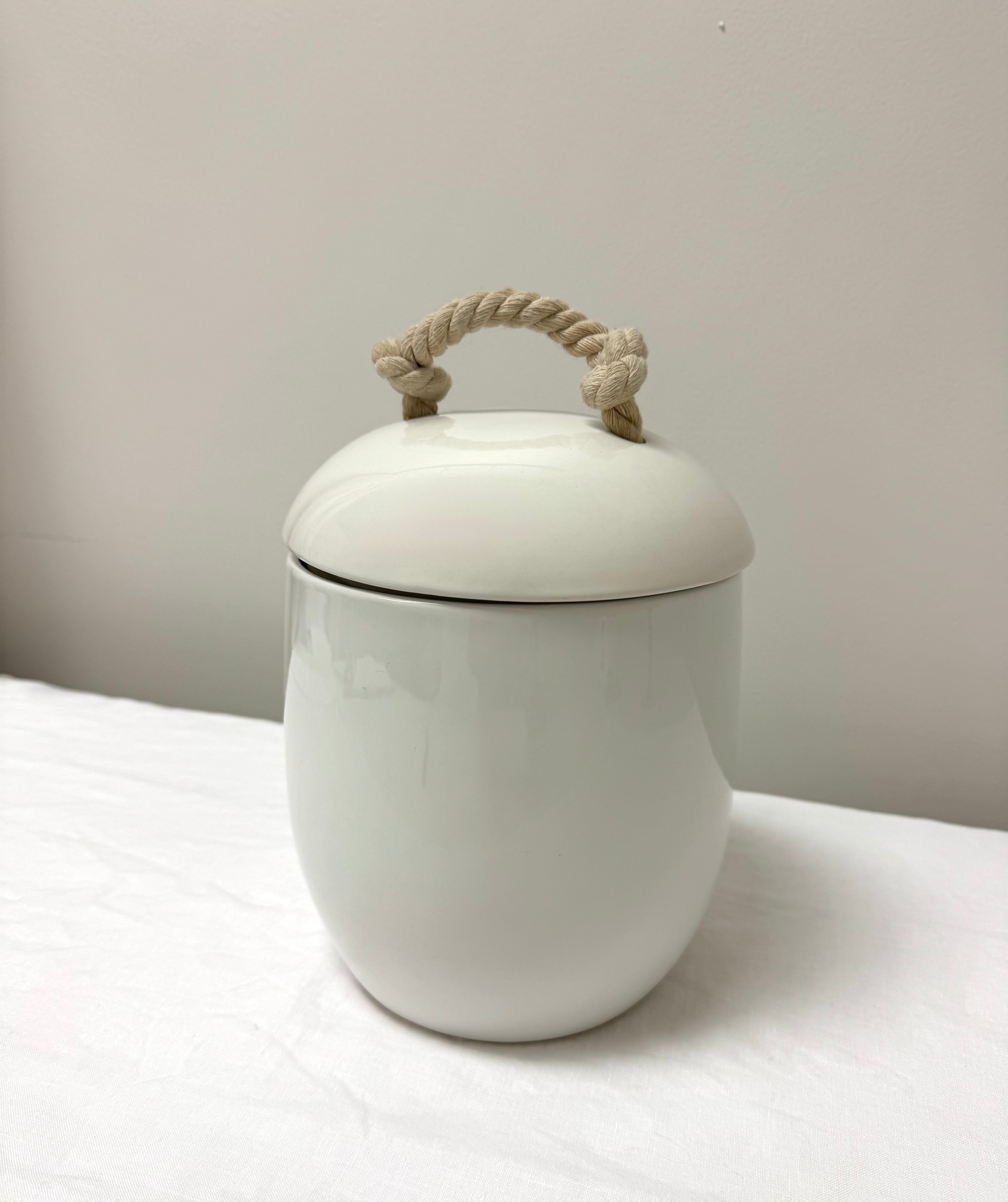 TORRE & TAGUS White Canister with Rope Handle