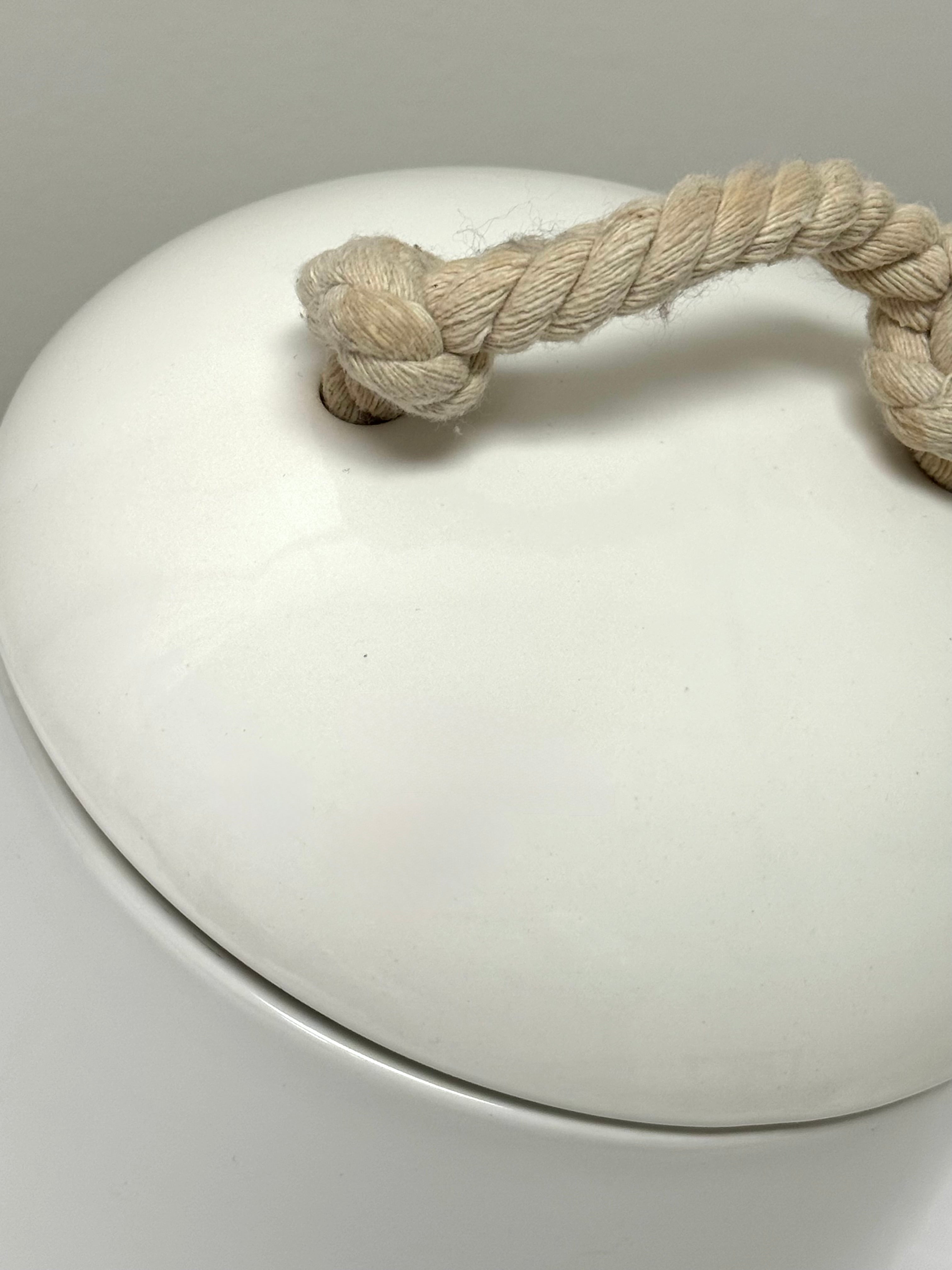 TORRE & TAGUS White Canister with Rope Handle