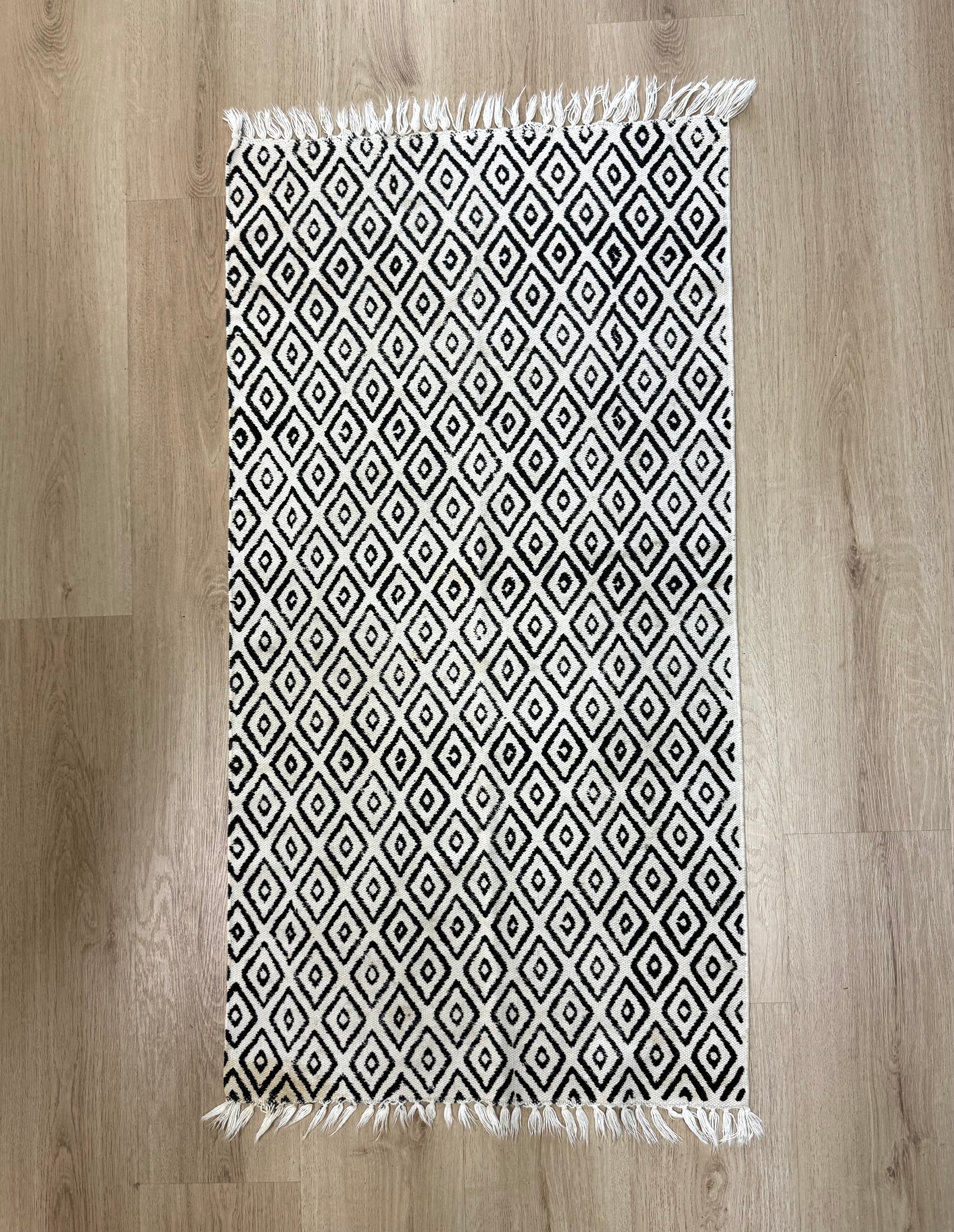 Black & Ivory Diamond 24" x 48" Throw Rug