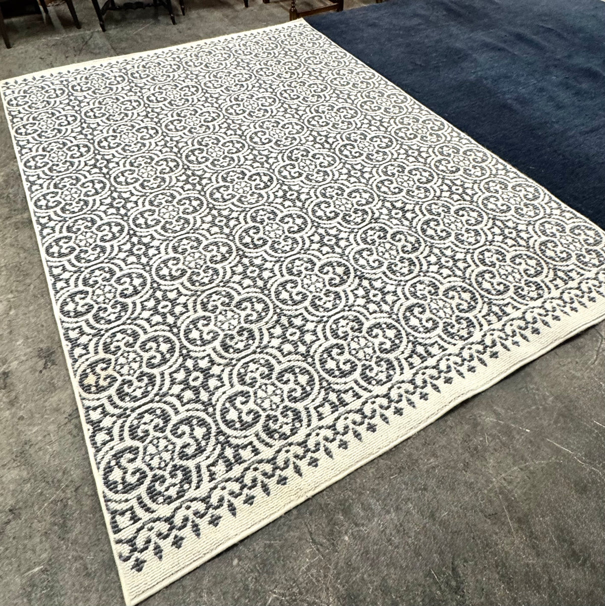 Gray & White Quatrefoil 8' x 10' Rug