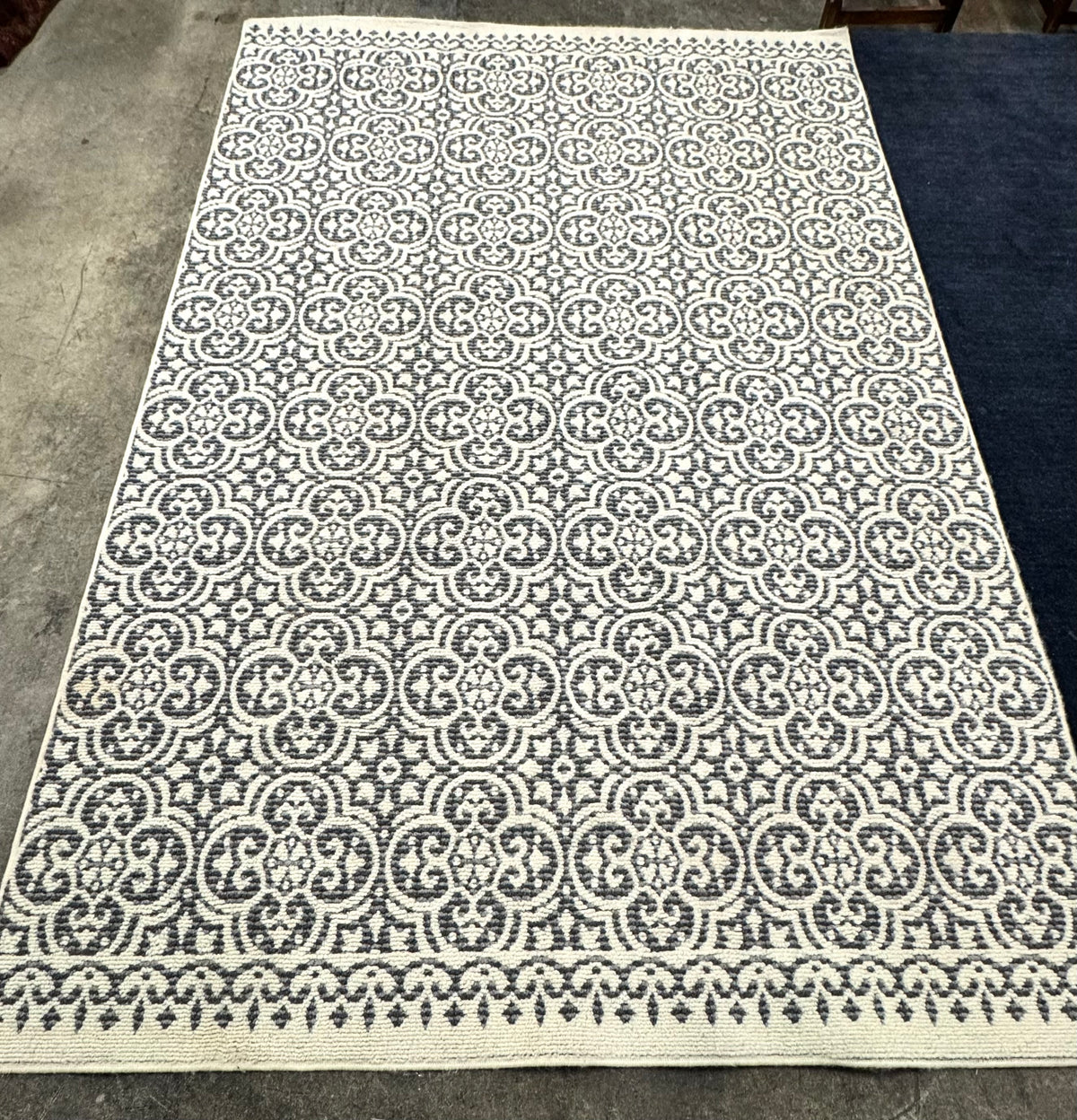 Gray & White Quatrefoil 8' x 10' Rug