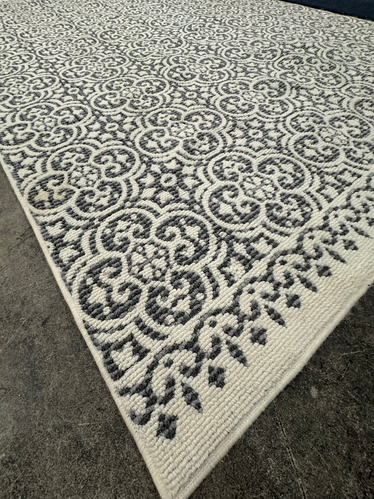 Gray & White Quatrefoil 8' x 10' Rug