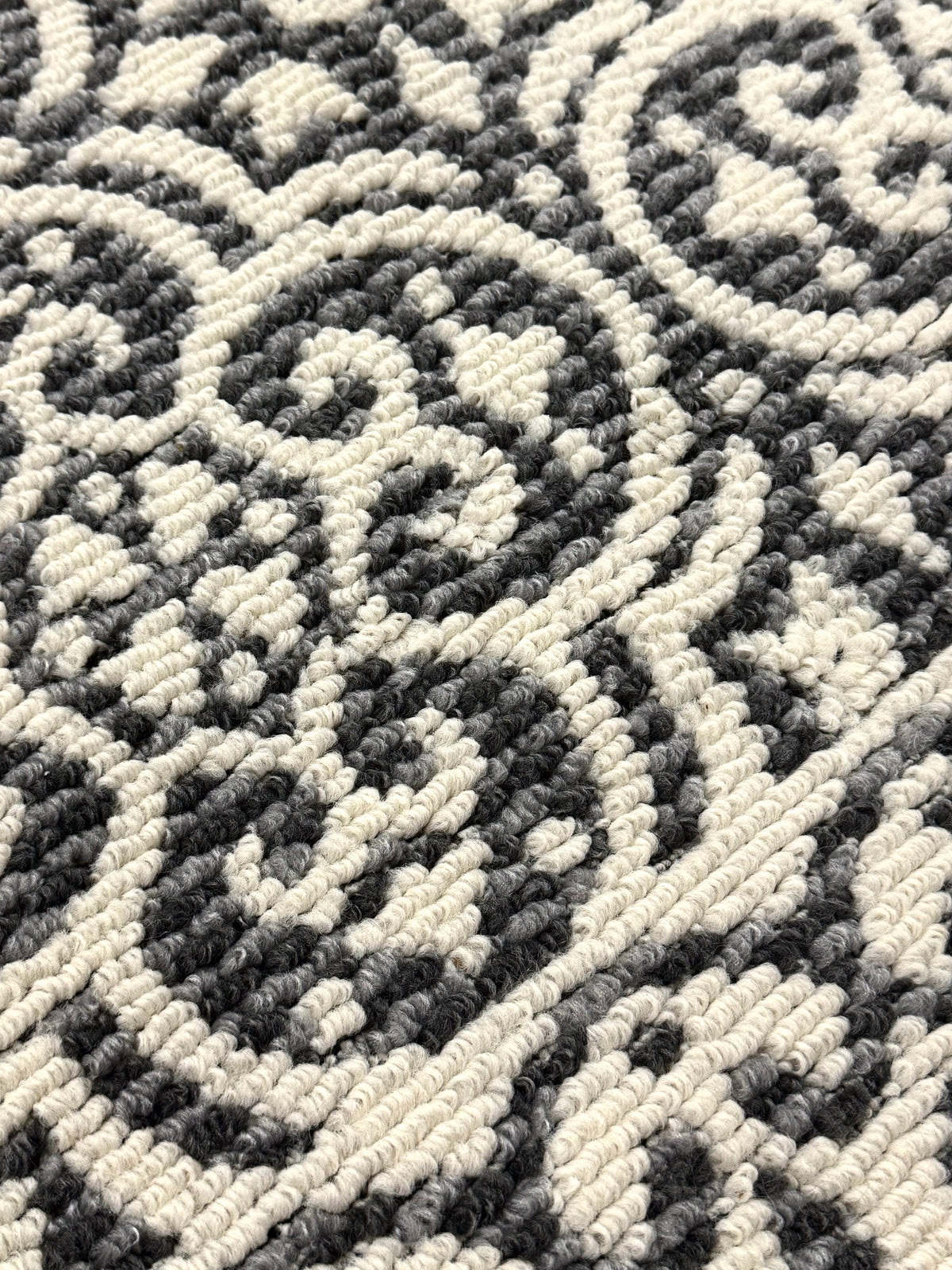 Gray & White Quatrefoil 8' x 10' Rug